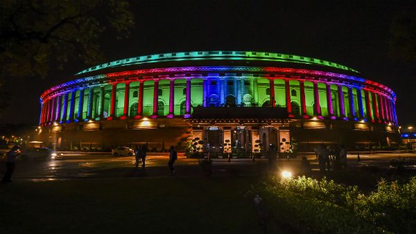 வண்ணவிளக்குகளால் ஜொலிக்கும் நாடாளுமன்றம்.. சுதந்திர தினத்துக்காக இல்லை.. இனி எப்பவுமே இப்படிதான்!
