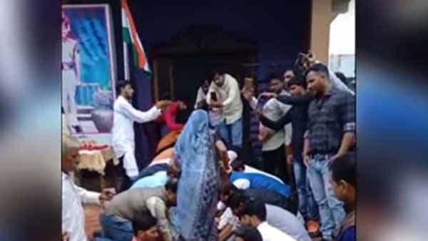 இறந்த போன ராணுவ வீரரின் மனைவிக்கு புது வீடு கட்டிக்கொடுத்து.. கைகளில் நடக்க வைத்த சக வீரர்கள்