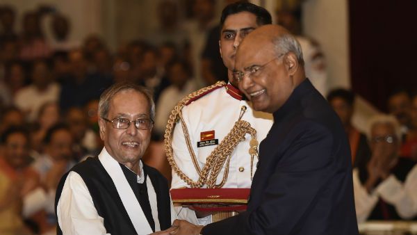 பிரணாப் முகர்ஜிக்கு பாரத ரத்னா விருது.. கவுரவித்தார் குடியரசு தலைவர் ராம்நாத் கோவிந்த்