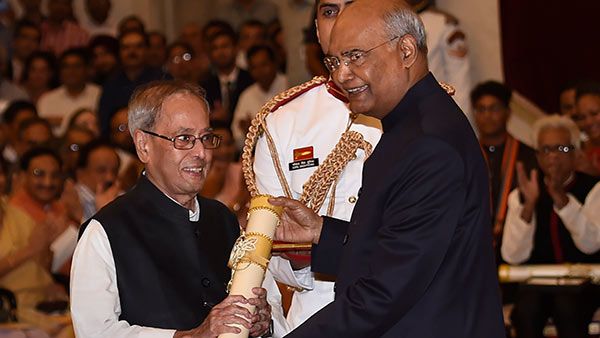 பிரணாப் முகர்ஜிக்கு பாரத ரத்னா.. விழாவை புறக்கணித்த சோனியா, ராகுல் காந்தி.. பரபரப்பு