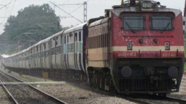 விரைந்து வந்த ரயில்.. தண்டவாளத்தில் தடுக்கி நின்ற ஸ்கூட்டி.. குழந்தைகளுடன் சுமதி.. திரில் சம்பவம்!