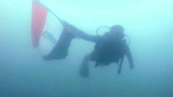 100 அடி ஆழம்.. 3 கி.மீ. தூரத்துக்கு ஆழ்கடலில் தேசியக் கொடியை ஏந்திய புதுவை நீச்சல் வீரர்கள்