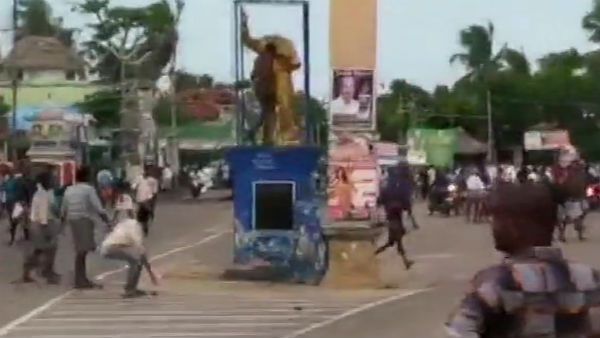 வேதாரண்யத்தில் இருபிரிவினரிடையே மோதல்.. அம்பேத்கர் சிலை உடைப்பு.. பெரும் கலவரம்.. பரபரப்பு!