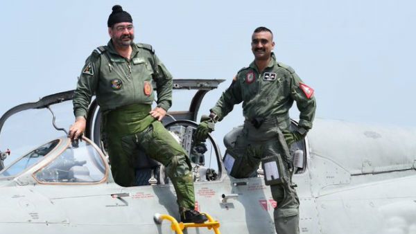 சிங்கம் ரிட்டர்ன்: மீண்டும் போர் விமானத்தை இயக்கினார் அபிநந்தன்.. விமானப்படை தளபதியும் உடன் பறந்தார்