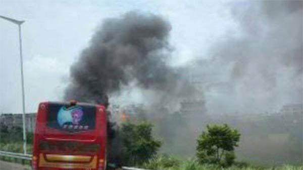 சீனாவில் அதிவேக நெடுஞ்சாலையில் லாரியுடன் பேருந்து மோதி பயங்கர விபத்து.. 36 பேர் சாவு