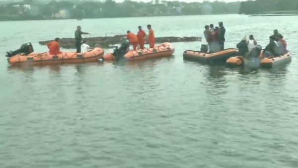 ஆற்றில் விநாயகர் சிலை கரைப்பின் போது விபரீதம்.. படகுகள் கவிழ்ந்து 13 பேர் உயிரிழப்பு