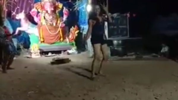 அரை குறை ஆடை.. ஆபாச குத்து பாட்டு.. அதுக்கேத்த ஆட்டம்.. எதிர்க்க முடியாமல் தவித்த விநாயகர் சிலை