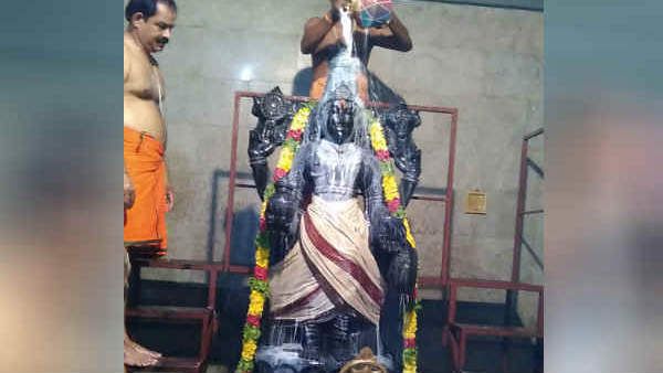 புரட்டாசி சனிக்கிழமை விரதம்: ஸ்ரீதன்வந்திரி பெருமாளுக்கு புஷ்பாஞ்சலி 