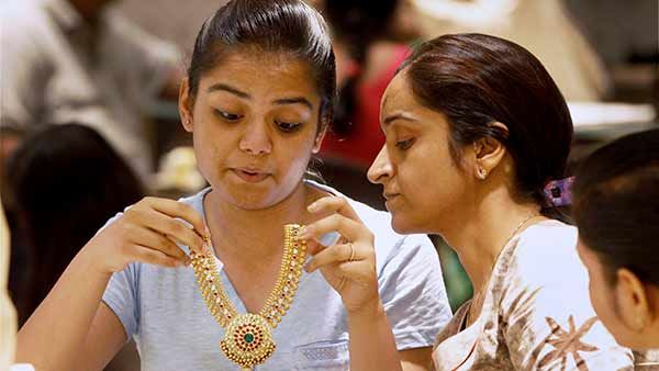 சவரன் தங்கம் விலை ரூ 30,000.. இப்படியே போனால் இனி தங்கத்தை பார்க்கலாம்.. வாங்க முடியாது போல!