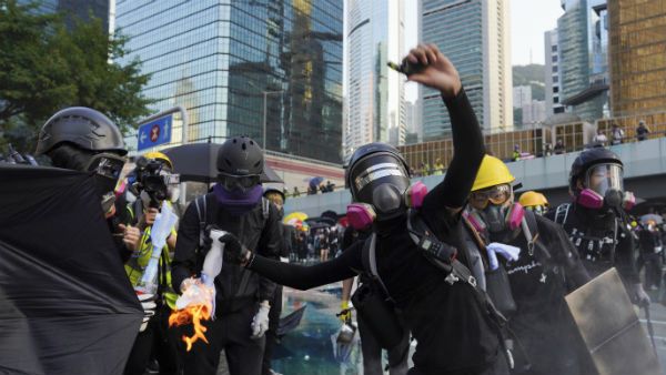 ஹாங்காங்கில் போராட்டத்தில் மீண்டும் வன்முறை.. தண்ணீர் பீய்ச்சி அடித்த போலீஸ்