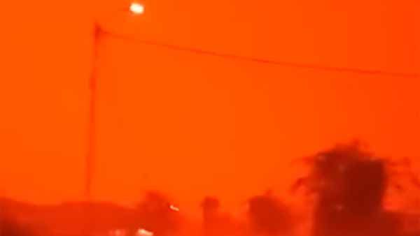 ரத்தத்தை அள்ளி தெளித்த மாதிரி.. வனத்தீயால் செக்க சிவந்த வானம்.. பீதியில் உறைந்த இந்தோனேசியா!