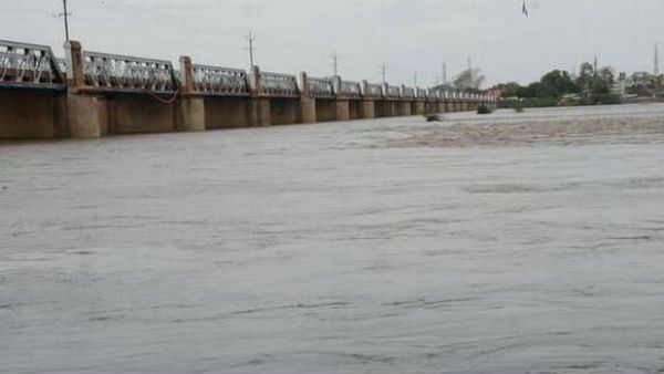 கொள்ளிடம் ஆற்றில் மூழ்கிய 30 பேர்.. விரைந்து வந்து உதவிய மக்கள்.. அனைவரும் அதிரடியாக மீட்பு!