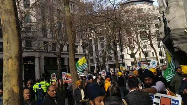 இந்திய தூதரத்தை முட்டைகளை வீசி தாக்கிய பாகிஸ்தானியர்கள்.. ஒன்றுபட்டு சுத்தம் செய்த இந்தியர்கள்