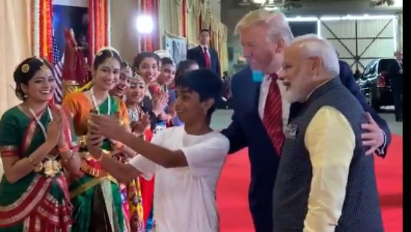 எச்சூஸ்மி டிரம்ப் சார்.. ஒரு செல்பி.. ஓகே கண்ணா எடுத்துக்கோ.. தோளில் ஒரு பொளேர் விட்ட மோடி!