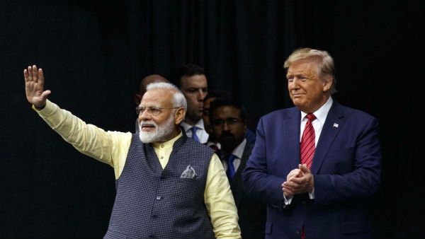 ஆப் கி பார் டிரம்ப் சர்க்கார்.. டிரம்பிற்கு தேர்தல் வாசகத்தை பரிசளித்த மோடி.. வியந்த அமெரிக்கா!