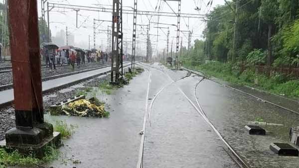 மும்பையில் கொட்டித் தீர்க்கும் கன மழை.. ரயில்கள் தாமதம்.. ஆரஞ்சு எச்சரிக்கை பிறப்பிப்பு