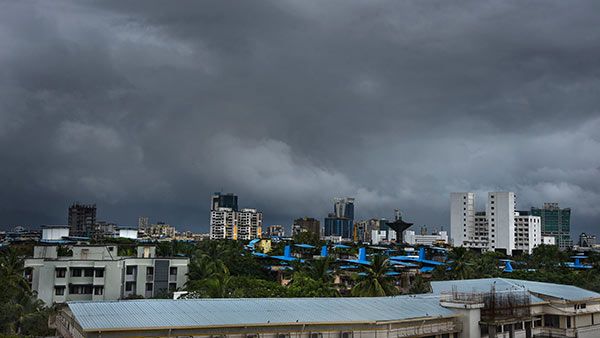 மும்பையில் இன்று மிக அதிகனமழை பெய்யும்... எச்சரித்த இந்திய வானிலை.. பள்ளிகளுக்கு லீவு