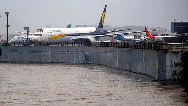 மும்பையை உலுக்கும் பேய் மழை.. 30 விமானங்கள் ரத்து, 118 விமானங்கள் தாமதம்