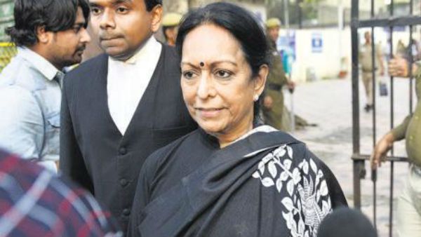 நீதிமன்ற அறையில் ப.சிதம்பரத்துக்கு கம்பராமாயணம் புத்தகத்தை அளித்தார் மனைவி நளினி சிதம்பரம்