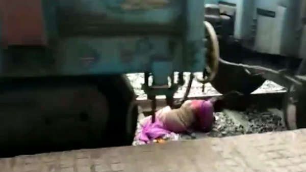 திக் திக் வீடியோ.. தண்டவாளத்தில் படுத்து கொண்ட பெண்... மின்னல் வேகத்தில் போன ரயில்!