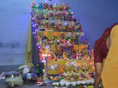 நாடு முழுவதும் களைகட்டிய நவராத்திரி: கோவில்களிலும் வீடுகளிலும் கொலு வைத்து கொண்டாட்டம்