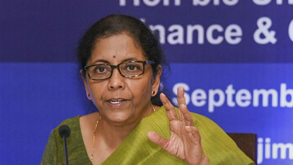 பெண் நிருபரை பார்த்து 