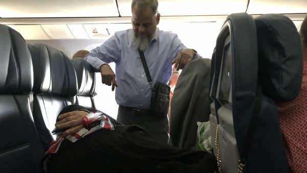 இதுவல்லவோ புருஷ லட்சணம்.. மனைவி தூங்குவதற்காக 6 மணி நேரம் விமானத்தில் நின்று கொண்டே பயணித்த கணவர்!