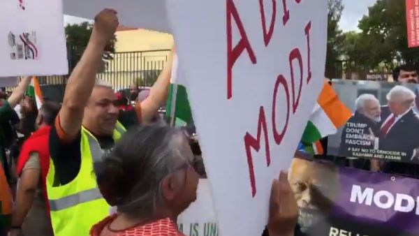 மோடிக்கு எதிரான போராட்ட களமாகவும் மாறிய ’ஹூஸ்டன் ஹவுடி மோடி’... பதாகைகளுடன் முழக்கம்!