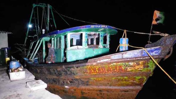 தமிழக மீனவர்கள் 5 பேர் இலங்கை கடற்படையால் கைது 