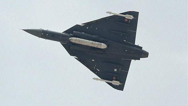 244 கிலோமீட்டர் வேகத்தில் பறந்து வந்து.. நங்குன்னு நின்ற தேஜாஸ்.. கோவாவில் அசத்தல் சாதனை!