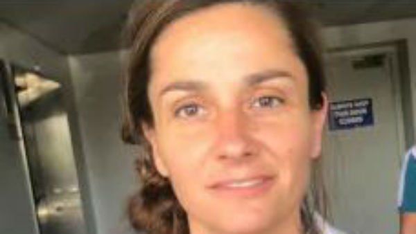 தோள்பட்டையில் பை.. பைக்குள் குழந்தை.. பெண்ணை தூக்கி உள்ளே வைத்த போலீஸ்