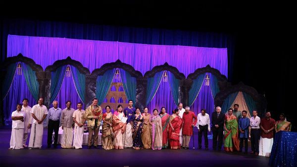 வாய்ப்பாட்டு அரங்கேற்றம் செய்த அமெரிக்காவாழ் தமிழ் மாணவர்.. ஹூஸ்டனில் குதூகல விழா