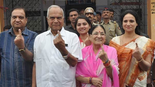 கடமை தவறாத தமிழக ஆளுநர் பன்வாரிலால்.. குடும்பத்தோடு வாக்களித்து பூரிப்புடன் கொடுத்த போஸ்!
