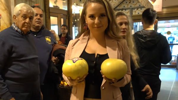 அந்த இடத்தில் உற்றுப் பார்த்த மக்கள்.. ரவுண்டு கட்டி கலக்கிய பெண்.. இப்படியும் ஒரு விழிப்புணர்வு