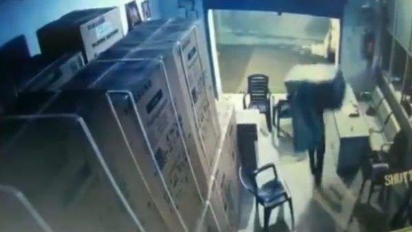 வீடியோவை பாருங்க.. புதிய எல்இடி டிவிக்களை கொத்துக் கொத்தாக தூக்கிச் செல்லும் கொள்ளையர்கள்!