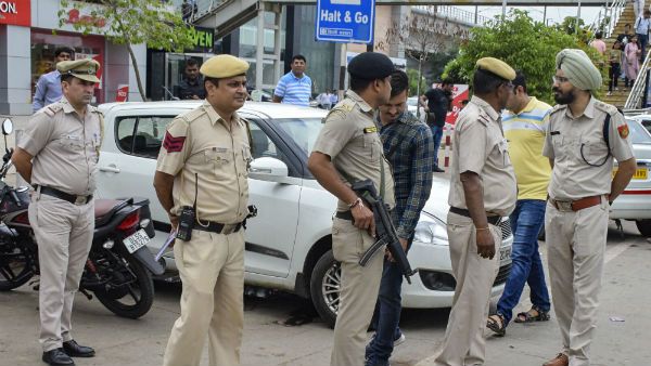 டென்ஷனில் டெல்லி... பயங்கரவாத தாக்குதல் எச்சரிக்கையால் முக்கிய இடங்களில் அதிரடி சோதனை!