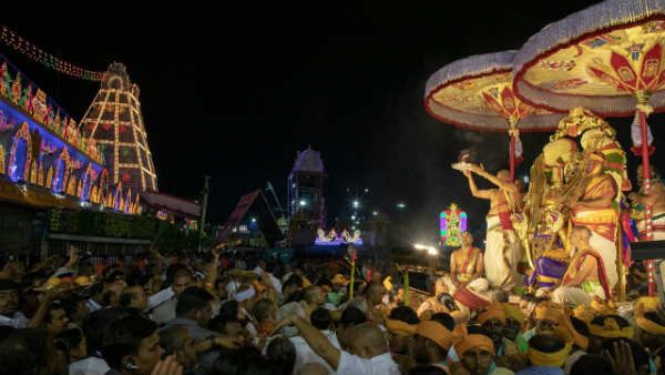 திருமலையில் மலையப்பசுவாமி கருடவாகன சேவை - கொட்டும் மலையில் பக்தர்கள் தரிசனம்