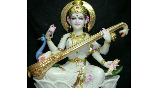 சரஸ்வதி தேவிக்கு பிடித்த வெண்மை நிறம் - தூய்மையின் அடையாளம்