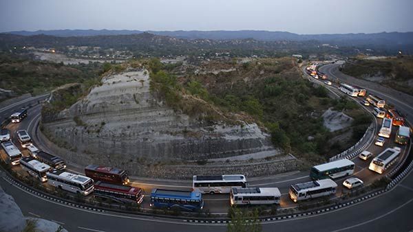 காஷ்மீரில் அரசியல் தலைவர்கள் விடுதலை- அமைதியை சீர்குலைக்க கூடாது என நிபந்தனை!