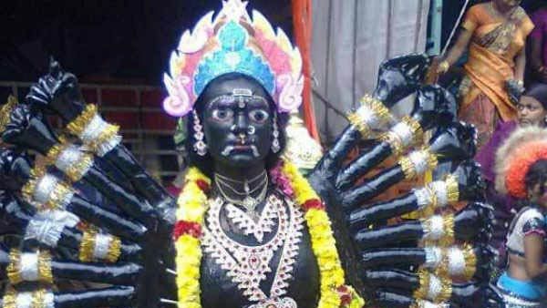 குலசை தசரா கோலாகலம்... சூலாயுதத்தால் மகிஷாசூரனை வதம் செய்த முத்தாரம்மன்