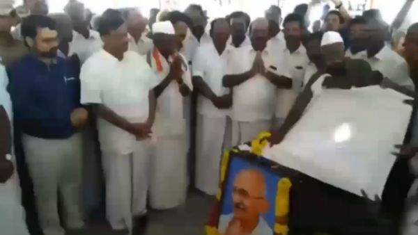 குமரி காந்தி அஸ்தி கட்டடத்தில் விழுந்த சூரிய ஒளி.. கலெக்டர் மாலை அணிவித்து மரியாதை