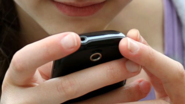 உ.பி. கல்விச் சூழலை மேம்படுத்த கல்லூரி, பல்கலை.களில் செல்போன் பயன்பாட்டுக்கு அதிரடி தடை!