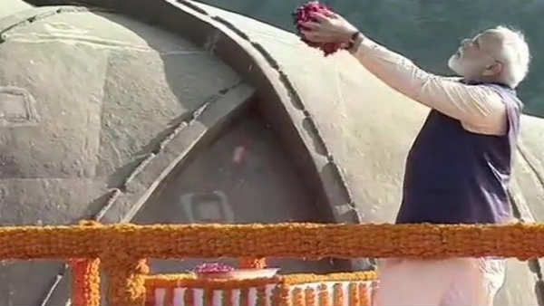 சர்தார் வல்லபாய் பட்டேல் 144-வது பிறந்த நாள்- குஜராத்தில் பிரதமர் மோடி மலர்தூவி மரியாதை!