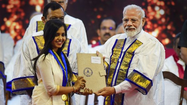 மோடி பங்கேற்ற ஐஐடி பட்டமளிப்பு விழா..வேஷ்டி, சட்டை, அங்கவஸ்திரம் சகிதமாக வரவழைக்கப்பட்ட மாணவர்கள்!