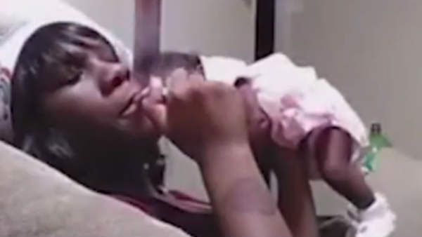 ஒரு கையில் சிகரெட்.. மறுகையில் அசால்டாக பிறந்த குழந்தை.. வைரல் வீடியோவால் கைதான அம்மா!