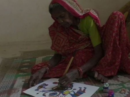 பாட்டினா கைல கம்பு வச்சிட்டு.. கண்ணு தெரியாம கஷ்டப்படுறவங்கனு நினைச்சீங்களா.. இவங்க வேற லெவல்!