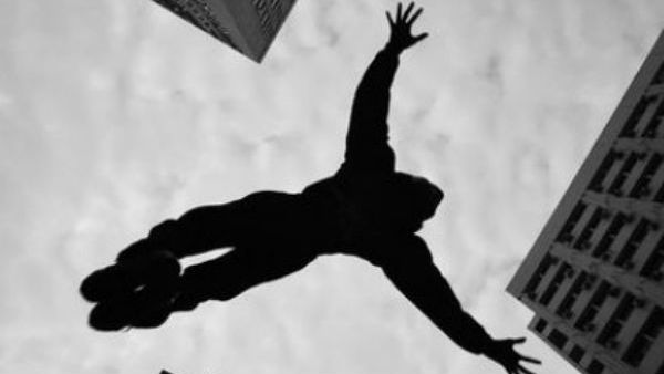 3வது மாடி பால்கனியில் உறவு.. தவறி விழுந்து பலியான இளம்ஜோடி.. நிர்வாண நிலையில் சடலம் மீட்பு