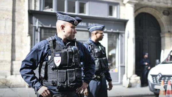 பாரீஸ் பயங்கரம்.. காவல்துறை தலைமையகத்திற்குள் சரமாரி கத்திக் குத்து தாக்குதல்.. 4 அதிகாரிகள் பலி