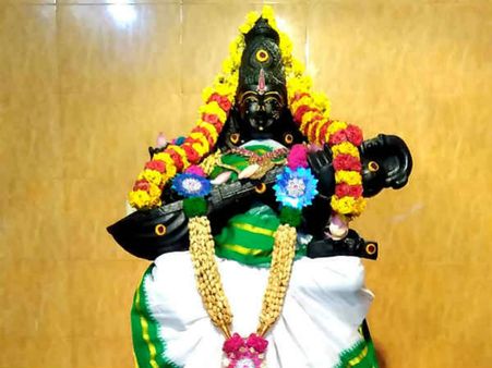 கல்வி வளம் தரும் சரஸ்வதி - விஜயதசமி நாளில் வாணி சரஸ்வதிக்கு மகா அபிஷேகம்
