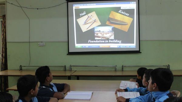 அரசு பள்ளியில் விஜய்யின் திரைப்படம்.. மாணவர்களுக்கு ஒளிபரப்பிய ஆசிரியர் சஸ்பெண்ட்